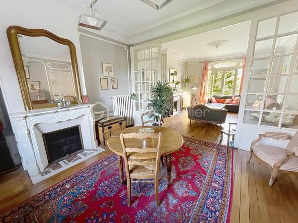 MAISON DE CARACTERE AVEC  JARDIN ET DÉPENDANCE

A seulement 2 h de Paris,  cette élégante MAISON BOURGEOISE  avec COMMODITES DE PLAIN PIED séduit immédiatement par son cachet, ses volumes généreux et le charme authentique de l’ancien parfaitement préservé : les moulures, parquets d’époque, cheminées en marbre et belles hauteurs sous plafond confèrent à l’ensemble une atmosphère raffinée et chaleureuse.

Idéalement conçue pour accueillir une grande famille, la propriété offre cinq chambres  et un bureau ainsi que de vastes espaces de vie et un agréable extérieur arboré, entièrement clos, permettant de profiter pleinement des beaux jours en toute intimité.

Le rez-de-chaussée dispose d'une grande entrée traversante , desservant une lumineuse pièce de réception de 43 m²  (un salon et d’une salle à manger avec cheminée à foyer ouvert ), une cuisine aménagée, une véranda avec climatisation réversible avec accès sur le jardin, ainsi qu’une chambre avec salle d’eau et toilettes attenants.

Le premier étage distribue trois belles chambres parquetées  et un bureau ainsi qu’une salle d’eau avec toilettes.
Au second étage, un grenier de plus de 30 m²  aménagé en salle de jeux ou espace détente,  et une chambre supplémentaire vient parfaire l’ensemble.

Cette  maison propose des espaces supplémentaires : cave avec chaufferie, lingerie, cave à vin et en rez de jardin une dépendance aménagée et chauffée offrant de nombreuses possibilités, ainsi qu'un atelier.

La terrasse vous permettra de profiter du jardin arboré et fleuri, entièrement clôturé, accessible par deux entrées indépendantes avec portails motorisés, et un bâtiment pourra vous servir de lieu de stockage ou garage.

A proximité immédiate des commerces, écoles et commodités de La Fère / Beautor, cette demeure bénéficie d’un emplacement pratique tout en offrant un cadre de vie privilégié.

Toiture en ardoises, menuiseries PVC double vitrage, vie de plain-pied, dépendance, beaux volumes et charme de l’ancien font de cette propriété un bien rare sur le secteur.

CONTACTEZ MOI POUR UNE VISITE