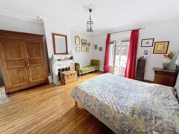 MAISON DE CARACTERE AVEC  JARDIN ET DÉPENDANCE

A seulement 2 h de Paris,  cette élégante MAISON BOURGEOISE  avec COMMODITES DE PLAIN PIED séduit immédiatement par son cachet, ses volumes généreux et le charme authentique de l’ancien parfaitement préservé : les moulures, parquets d’époque, cheminées en marbre et belles hauteurs sous plafond confèrent à l’ensemble une atmosphère raffinée et chaleureuse.

Idéalement conçue pour accueillir une grande famille, la propriété offre cinq chambres  et un bureau ainsi que de vastes espaces de vie et un agréable extérieur arboré, entièrement clos, permettant de profiter pleinement des beaux jours en toute intimité.

Le rez-de-chaussée dispose d'une grande entrée traversante , desservant une lumineuse pièce de réception de 43 m²  (un salon et d’une salle à manger avec cheminée à foyer ouvert ), une cuisine aménagée, une véranda avec climatisation réversible avec accès sur le jardin, ainsi qu’une chambre avec salle d’eau et toilettes attenants.

Le premier étage distribue trois belles chambres parquetées  et un bureau ainsi qu’une salle d’eau avec toilettes.
Au second étage, un grenier de plus de 30 m²  aménagé en salle de jeux ou espace détente,  et une chambre supplémentaire vient parfaire l’ensemble.

Cette  maison propose des espaces supplémentaires : cave avec chaufferie, lingerie, cave à vin et en rez de jardin une dépendance aménagée et chauffée offrant de nombreuses possibilités, ainsi qu'un atelier.

La terrasse vous permettra de profiter du jardin arboré et fleuri, entièrement clôturé, accessible par deux entrées indépendantes avec portails motorisés, et un bâtiment pourra vous servir de lieu de stockage ou garage.

A proximité immédiate des commerces, écoles et commodités de La Fère / Beautor, cette demeure bénéficie d’un emplacement pratique tout en offrant un cadre de vie privilégié.

Toiture en ardoises, menuiseries PVC double vitrage, vie de plain-pied, dépendance, beaux volumes et charme de l’ancien font de cette propriété un bien rare sur le secteur.

CONTACTEZ MOI POUR UNE VISITE