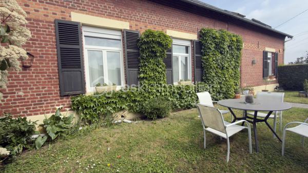 ✨ À découvrir sans tarder ! ✨

Charmante maison de 135 m² offrant de beaux volumes et un cadre de vie privilégié.
Dès l’entrée, vous serez séduit par un espace accueillant avec dressing. La maison dispose de 3 chambres confortables ainsi qu’un palier aménageable en bureau, idéal pour le télétravail.
Le cœur de la maison : un vaste salon-salle à manger lumineux, parfait pour recevoir famille et amis, accompagné d’une cuisine moderne entièrement équipée.
Côté pratique, un sous-sol avec buanderie chauffée complète ce bien.
Confort assuré grâce à un système de chauffage hybride (gaz + pompe à chaleur), alliant performance et économies d’énergie.
Le tout sur un superbe terrain de 2500 m², offrant calme, espace et la possibilité de stationner plusieurs véhicules à l’intérieur de la propriété.
💡 Un bien rare, idéal pour une vie de famille au calme !
📞 À visiter rapidement !