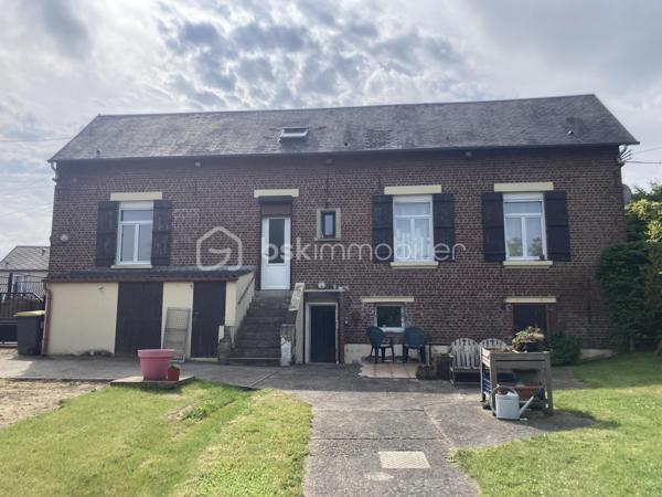 ✨ À découvrir sans tarder ! ✨

Charmante maison de 135 m² offrant de beaux volumes et un cadre de vie privilégié.
Dès l’entrée, vous serez séduit par un espace accueillant avec dressing. La maison dispose de 3 chambres confortables ainsi qu’un palier aménageable en bureau, idéal pour le télétravail.
Le cœur de la maison : un vaste salon-salle à manger lumineux, parfait pour recevoir famille et amis, accompagné d’une cuisine moderne entièrement équipée.
Côté pratique, un sous-sol avec buanderie chauffée complète ce bien.
Confort assuré grâce à un système de chauffage hybride (gaz + pompe à chaleur), alliant performance et économies d’énergie.
Le tout sur un superbe terrain de 2500 m², offrant calme, espace et la possibilité de stationner plusieurs véhicules à l’intérieur de la propriété.
💡 Un bien rare, idéal pour une vie de famille au calme !
📞 À visiter rapidement !