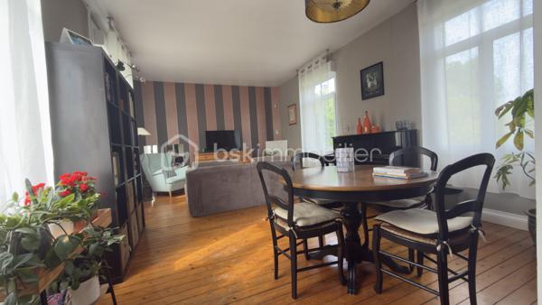✨ À découvrir sans tarder ! ✨

Charmante maison de 135 m² offrant de beaux volumes et un cadre de vie privilégié.
Dès l’entrée, vous serez séduit par un espace accueillant avec dressing. La maison dispose de 3 chambres confortables ainsi qu’un palier aménageable en bureau, idéal pour le télétravail.
Le cœur de la maison : un vaste salon-salle à manger lumineux, parfait pour recevoir famille et amis, accompagné d’une cuisine moderne entièrement équipée.
Côté pratique, un sous-sol avec buanderie chauffée complète ce bien.
Confort assuré grâce à un système de chauffage hybride (gaz + pompe à chaleur), alliant performance et économies d’énergie.
Le tout sur un superbe terrain de 2500 m², offrant calme, espace et la possibilité de stationner plusieurs véhicules à l’intérieur de la propriété.
💡 Un bien rare, idéal pour une vie de famille au calme !
📞 À visiter rapidement !