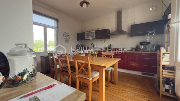 ✨ À découvrir sans tarder ! ✨

Charmante maison de 135 m² offrant de beaux volumes et un cadre de vie privilégié.
Dès l’entrée, vous serez séduit par un espace accueillant avec dressing. La maison dispose de 3 chambres confortables ainsi qu’un palier aménageable en bureau, idéal pour le télétravail.
Le cœur de la maison : un vaste salon-salle à manger lumineux, parfait pour recevoir famille et amis, accompagné d’une cuisine moderne entièrement équipée.
Côté pratique, un sous-sol avec buanderie chauffée complète ce bien.
Confort assuré grâce à un système de chauffage hybride (gaz + pompe à chaleur), alliant performance et économies d’énergie.
Le tout sur un superbe terrain de 2500 m², offrant calme, espace et la possibilité de stationner plusieurs véhicules à l’intérieur de la propriété.
💡 Un bien rare, idéal pour une vie de famille au calme !
📞 À visiter rapidement !