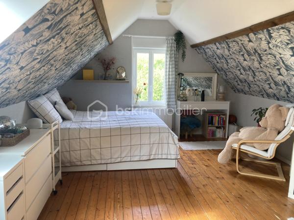 ✨ À découvrir sans tarder ! ✨

Charmante maison de 135 m² offrant de beaux volumes et un cadre de vie privilégié.
Dès l’entrée, vous serez séduit par un espace accueillant avec dressing. La maison dispose de 3 chambres confortables ainsi qu’un palier aménageable en bureau, idéal pour le télétravail.
Le cœur de la maison : un vaste salon-salle à manger lumineux, parfait pour recevoir famille et amis, accompagné d’une cuisine moderne entièrement équipée.
Côté pratique, un sous-sol avec buanderie chauffée complète ce bien.
Confort assuré grâce à un système de chauffage hybride (gaz + pompe à chaleur), alliant performance et économies d’énergie.
Le tout sur un superbe terrain de 2500 m², offrant calme, espace et la possibilité de stationner plusieurs véhicules à l’intérieur de la propriété.
💡 Un bien rare, idéal pour une vie de famille au calme !
📞 À visiter rapidement !