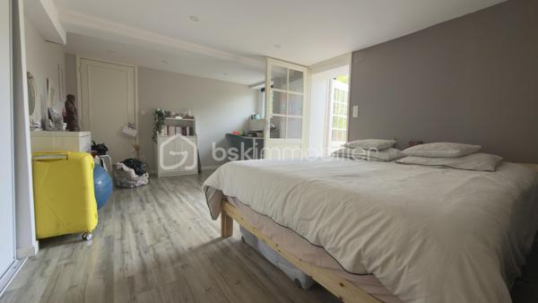 ✨ À découvrir sans tarder ! ✨

Charmante maison de 135 m² offrant de beaux volumes et un cadre de vie privilégié.
Dès l’entrée, vous serez séduit par un espace accueillant avec dressing. La maison dispose de 3 chambres confortables ainsi qu’un palier aménageable en bureau, idéal pour le télétravail.
Le cœur de la maison : un vaste salon-salle à manger lumineux, parfait pour recevoir famille et amis, accompagné d’une cuisine moderne entièrement équipée.
Côté pratique, un sous-sol avec buanderie chauffée complète ce bien.
Confort assuré grâce à un système de chauffage hybride (gaz + pompe à chaleur), alliant performance et économies d’énergie.
Le tout sur un superbe terrain de 2500 m², offrant calme, espace et la possibilité de stationner plusieurs véhicules à l’intérieur de la propriété.
💡 Un bien rare, idéal pour une vie de famille au calme !
📞 À visiter rapidement !