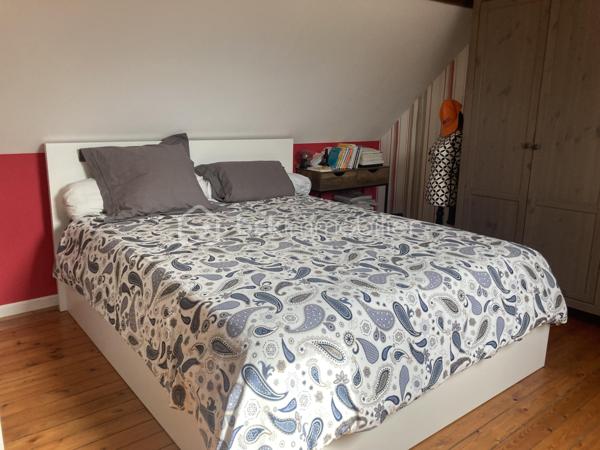 ✨ À découvrir sans tarder ! ✨

Charmante maison de 135 m² offrant de beaux volumes et un cadre de vie privilégié.
Dès l’entrée, vous serez séduit par un espace accueillant avec dressing. La maison dispose de 3 chambres confortables ainsi qu’un palier aménageable en bureau, idéal pour le télétravail.
Le cœur de la maison : un vaste salon-salle à manger lumineux, parfait pour recevoir famille et amis, accompagné d’une cuisine moderne entièrement équipée.
Côté pratique, un sous-sol avec buanderie chauffée complète ce bien.
Confort assuré grâce à un système de chauffage hybride (gaz + pompe à chaleur), alliant performance et économies d’énergie.
Le tout sur un superbe terrain de 2500 m², offrant calme, espace et la possibilité de stationner plusieurs véhicules à l’intérieur de la propriété.
💡 Un bien rare, idéal pour une vie de famille au calme !
📞 À visiter rapidement !