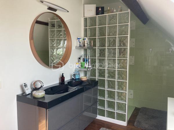 ✨ À découvrir sans tarder ! ✨

Charmante maison de 135 m² offrant de beaux volumes et un cadre de vie privilégié.
Dès l’entrée, vous serez séduit par un espace accueillant avec dressing. La maison dispose de 3 chambres confortables ainsi qu’un palier aménageable en bureau, idéal pour le télétravail.
Le cœur de la maison : un vaste salon-salle à manger lumineux, parfait pour recevoir famille et amis, accompagné d’une cuisine moderne entièrement équipée.
Côté pratique, un sous-sol avec buanderie chauffée complète ce bien.
Confort assuré grâce à un système de chauffage hybride (gaz + pompe à chaleur), alliant performance et économies d’énergie.
Le tout sur un superbe terrain de 2500 m², offrant calme, espace et la possibilité de stationner plusieurs véhicules à l’intérieur de la propriété.
💡 Un bien rare, idéal pour une vie de famille au calme !
📞 À visiter rapidement !