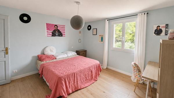 Villa 3 chambres dont une suite au RDC , piscine, garage et dépendance 675 000 €