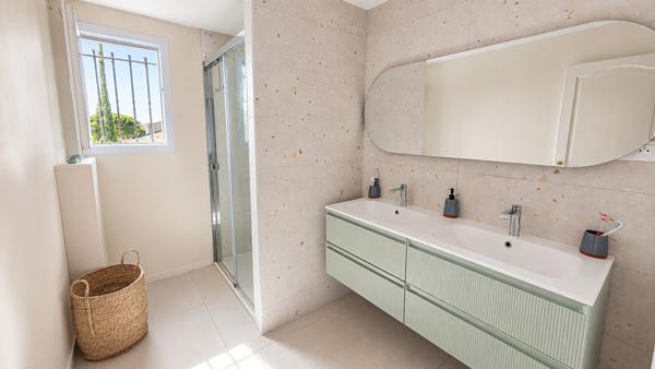 Villa 3 chambres dont une suite au RDC , piscine, garage et dépendance 675 000 €