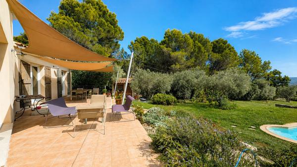 Villa 3 chambres dont une suite au RDC , piscine, garage et dépendance 675 000 €