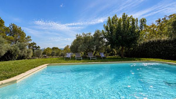 Villa 3 chambres dont une suite au RDC , piscine, garage et dépendance 675 000 €