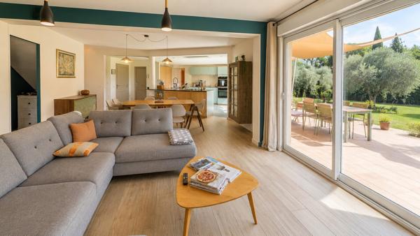 Villa 3 chambres dont une suite au RDC , piscine, garage et dépendance 675 000 €