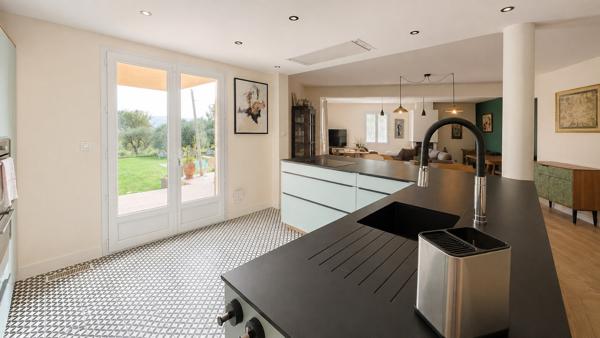 Villa 3 chambres dont une suite au RDC , piscine, garage et dépendance 675 000 €
