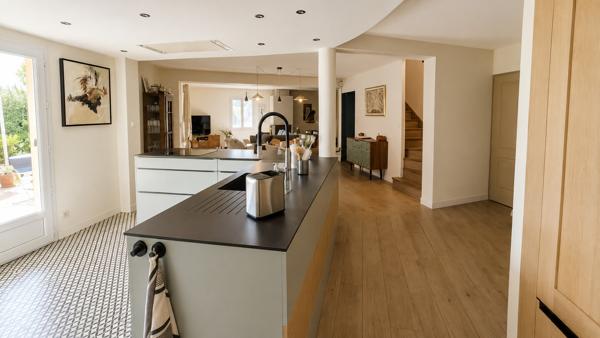 Villa 3 chambres dont une suite au RDC , piscine, garage et dépendance 675 000 €