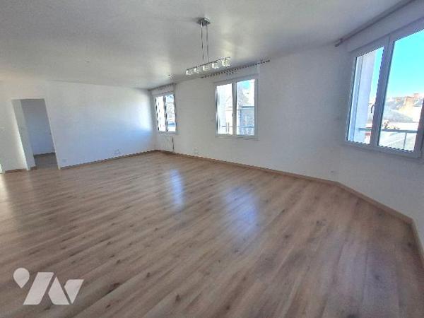 Appartement entièrement rénové situé en plein cœur du centre-ville de Fougères.