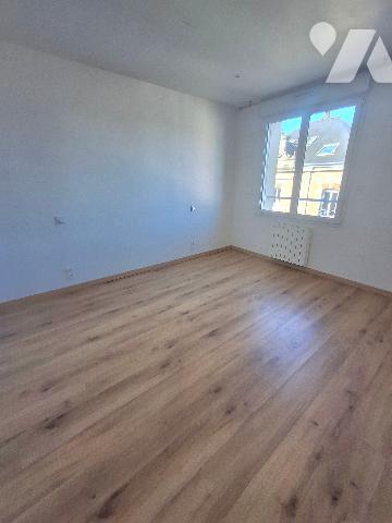 Appartement entièrement rénové situé en plein cœur du centre-ville de Fougères.