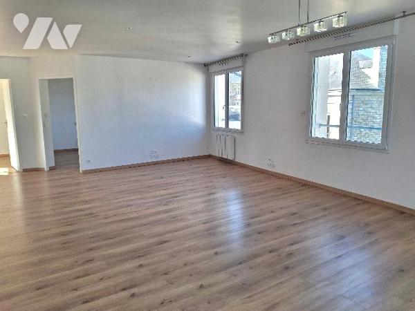 Appartement entièrement rénové situé en plein cœur du centre-ville de Fougères.