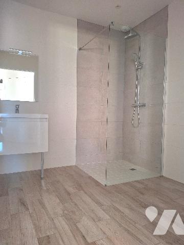 Appartement entièrement rénové situé en plein cœur du centre-ville de Fougères.