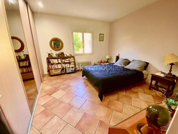 Carcès à 10 minutes de cotignac et à moins de 40 minutes de Draguignan, avec toutes ses commodités.

(grande surface, école, collège, restaurant, marché, boulangerie, boucherie, bureau de poste, banque, pharmacie, médecins ect..)

Un charmant village du Var, situé au cœur de la Provence Verte, réputé pour son cadre naturel exceptionnel et son authenticité préservée. Perché sur une colline et entouré de forêts, vignobles et rivières, il offre un environnement paisible et verdoyant, idéal pour les amoureux de nature et de tranquillité.
Son centre historique médiéval séduit immédiatement avec ses ruelles en pierre, ses façades anciennes et ses maisons typiques provençales, dont certaines ornées de tuiles vernissées caractéristiques de la région. L’ambiance y est chaleureuse et authentique, avec de nombreux artisans et commerces locaux qui participent à la vie du village.
Carcès bénéficie également d’un patrimoine remarquable : les vestiges de son ancien château, une tour de l’horloge, des fontaines et des éléments historiques qui racontent plusieurs siècles d’histoire provençale.

En plein centre d’un village plein de charme, découvrez cette belle maison de village d’environ 150 m² habitables, alliant espace, confort et authenticité.
Édifiée sur une parcelle de 161 m², elle bénéficie également d’un atout rare : un garage et une remise de plus de 87 m², offrant de nombreuses possibilités, 
(stockage, atelier, projet d’aménagement…).

Dès l’entrée, on découvre un vaste salon, séjour de plus de 60 m²  chaleureux avec poêle à bois, ouvert sur une cuisine entièrement équipée et aménagée,  

La partie nuit se compose de 3 chambres, complétées par 1 espace bureau ou salle de jeux, idéal pour le télétravail ou les enfants.

Une suite parentale avec salle d’eau privative apporte un vrai confort supplémentaire et une touche d’intimité.
Une second salle d'eau avec un WC, et un second WC séparée.

Les atouts de la maison :
Climatisation réversible.
Poêle à bois.
Radiateurs économiques à faible consommation énergétique.
DPE B : faible consommation énergétique.

À l’extérieur, vous profiterez d’une terrasse agréable et d’un jardin,  rare en plein centre du village !

Un bien complet, lumineux et fonctionnel, où tout est réuni : volume, emplacement et potentiel.

Coup de cœur assuré.