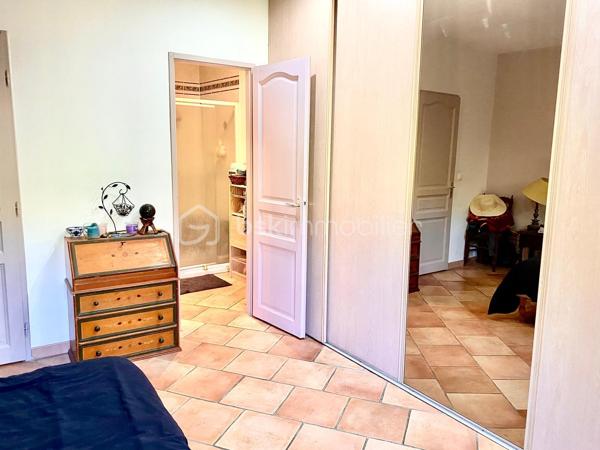Carcès à 10 minutes de cotignac et à moins de 40 minutes de Draguignan, avec toutes ses commodités.

(grande surface, école, collège, restaurant, marché, boulangerie, boucherie, bureau de poste, banque, pharmacie, médecins ect..)

Un charmant village du Var, situé au cœur de la Provence Verte, réputé pour son cadre naturel exceptionnel et son authenticité préservée. Perché sur une colline et entouré de forêts, vignobles et rivières, il offre un environnement paisible et verdoyant, idéal pour les amoureux de nature et de tranquillité.
Son centre historique médiéval séduit immédiatement avec ses ruelles en pierre, ses façades anciennes et ses maisons typiques provençales, dont certaines ornées de tuiles vernissées caractéristiques de la région. L’ambiance y est chaleureuse et authentique, avec de nombreux artisans et commerces locaux qui participent à la vie du village.
Carcès bénéficie également d’un patrimoine remarquable : les vestiges de son ancien château, une tour de l’horloge, des fontaines et des éléments historiques qui racontent plusieurs siècles d’histoire provençale.

En plein centre d’un village plein de charme, découvrez cette belle maison de village d’environ 150 m² habitables, alliant espace, confort et authenticité.
Édifiée sur une parcelle de 161 m², elle bénéficie également d’un atout rare : un garage et une remise de plus de 87 m², offrant de nombreuses possibilités, 
(stockage, atelier, projet d’aménagement…).

Dès l’entrée, on découvre un vaste salon, séjour de plus de 60 m²  chaleureux avec poêle à bois, ouvert sur une cuisine entièrement équipée et aménagée,  

La partie nuit se compose de 3 chambres, complétées par 1 espace bureau ou salle de jeux, idéal pour le télétravail ou les enfants.

Une suite parentale avec salle d’eau privative apporte un vrai confort supplémentaire et une touche d’intimité.
Une second salle d'eau avec un WC, et un second WC séparée.

Les atouts de la maison :
Climatisation réversible.
Poêle à bois.
Radiateurs économiques à faible consommation énergétique.
DPE B : faible consommation énergétique.

À l’extérieur, vous profiterez d’une terrasse agréable et d’un jardin,  rare en plein centre du village !

Un bien complet, lumineux et fonctionnel, où tout est réuni : volume, emplacement et potentiel.

Coup de cœur assuré.