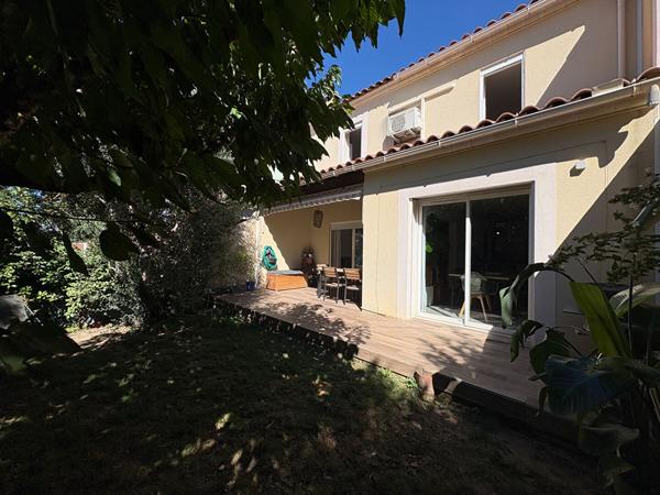 Villa T4 de 93 m² m² avec garage attenant, cave, parkings privatifs et jardinet