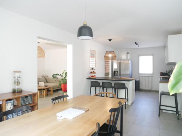Villa T4 de 93 m² m² avec garage attenant, cave, parkings privatifs et jardinet