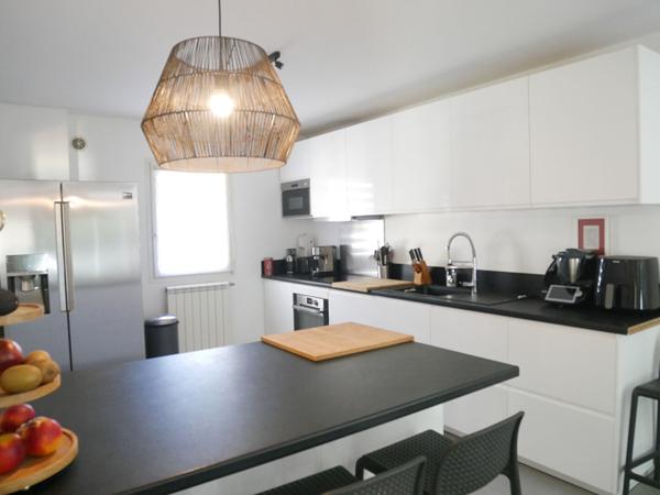 Villa T4 de 93 m² m² avec garage attenant, cave, parkings privatifs et jardinet