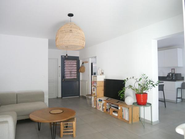 Villa T4 de 93 m² m² avec garage attenant, cave, parkings privatifs et jardinet