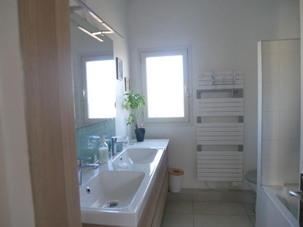 Villa T4 de 93 m² m² avec garage attenant, cave, parkings privatifs et jardinet
