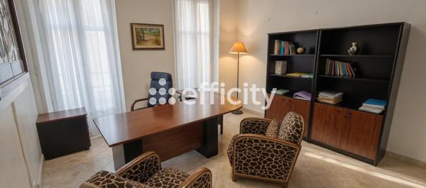 Bureau
         5 pièces
        - 76 m² Exclusivité 399 000 € *