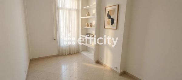 Bureau
         5 pièces
        - 76 m² Exclusivité 399 000 € *