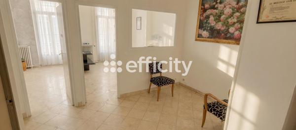 Bureau
         5 pièces
        - 76 m² Exclusivité 399 000 € *