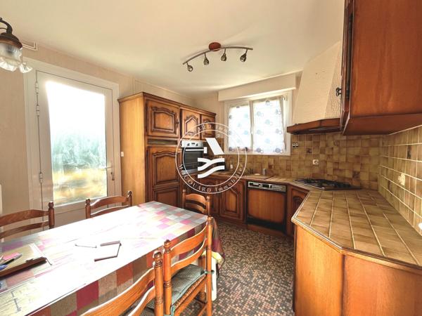 MOCQUARD immobilier, vous propose cette maison à rénover, sur 596m² de terrain.