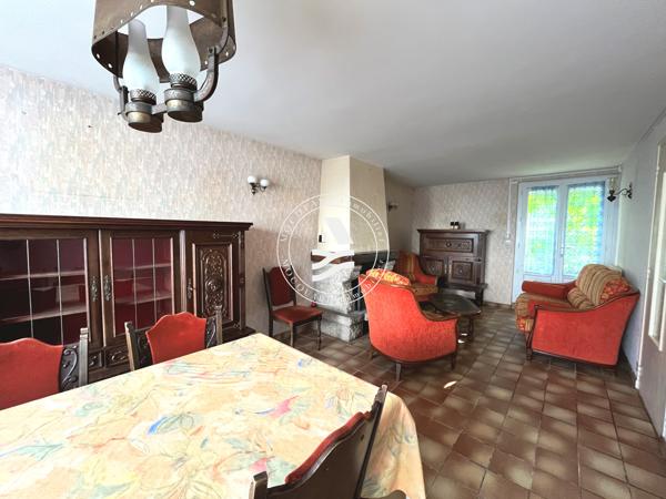 MOCQUARD immobilier, vous propose cette maison à rénover, sur 596m² de terrain.