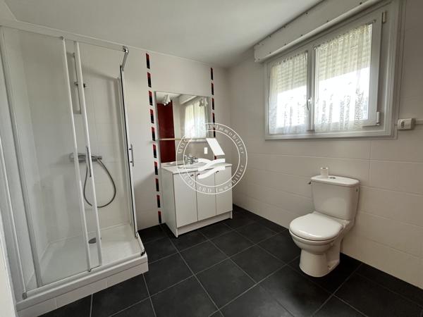 MOCQUARD immobilier, vous propose cette maison à rénover, sur 596m² de terrain.