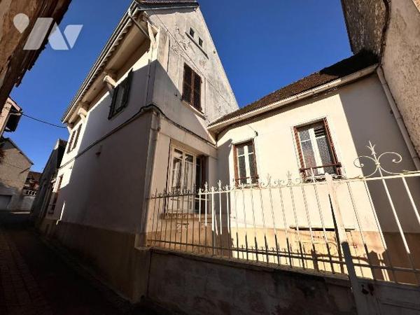 Centre Ville SAINT JULIEN DU SAULT, maison de ville comprenant au rez-de-chaussée :
Une entrée...