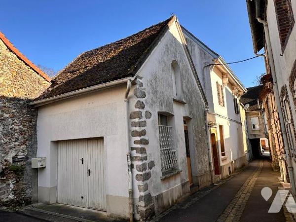 Centre Ville SAINT JULIEN DU SAULT, maison de ville comprenant au rez-de-chaussée :
Une entrée...