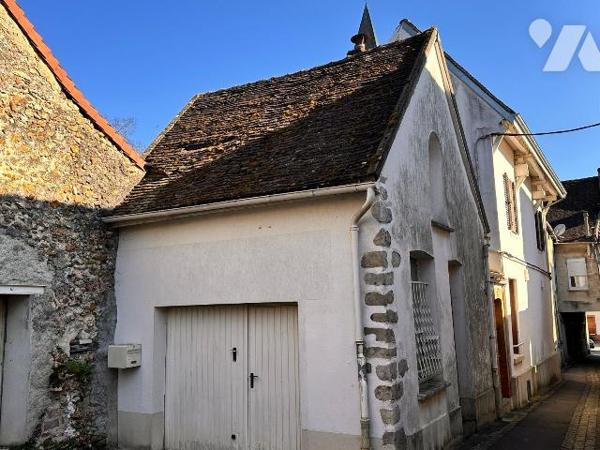 Centre Ville SAINT JULIEN DU SAULT, maison de ville comprenant au rez-de-chaussée :
Une entrée...