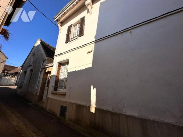 Centre Ville SAINT JULIEN DU SAULT, maison de ville comprenant au rez-de-chaussée :
Une entrée...