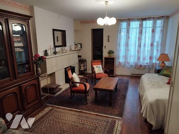 Centre Ville SAINT JULIEN DU SAULT, maison de ville comprenant au rez-de-chaussée :
Une entrée...