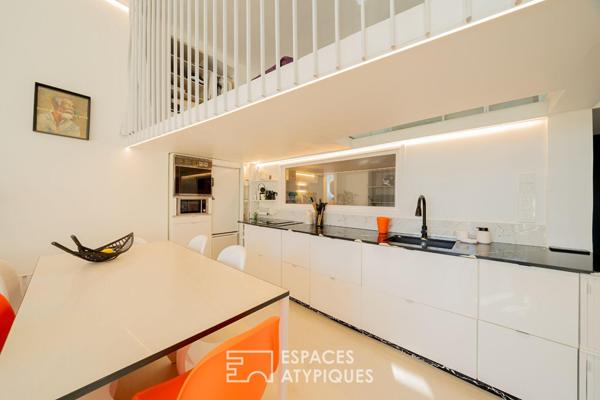 L’esprit californien d’un duplex contemporain avec vue mer en centre ville