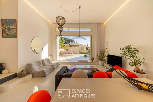 L’esprit californien d’un duplex contemporain avec vue mer en centre ville