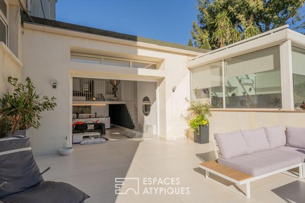 L’esprit californien d’un duplex contemporain avec vue mer en centre ville