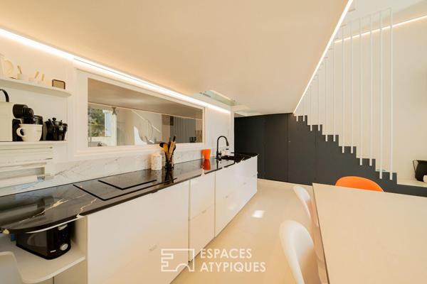 L’esprit californien d’un duplex contemporain avec vue mer en centre ville