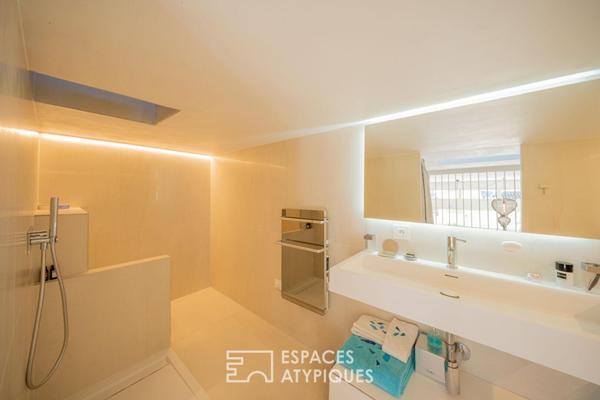L’esprit californien d’un duplex contemporain avec vue mer en centre ville