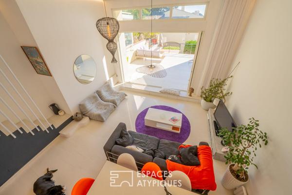 L’esprit californien d’un duplex contemporain avec vue mer en centre ville