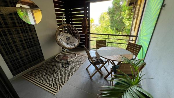 Splendide appartement T2 vue mer et massif du Rorota à Rémire Montjoly vendu entièrement meublé et décoré