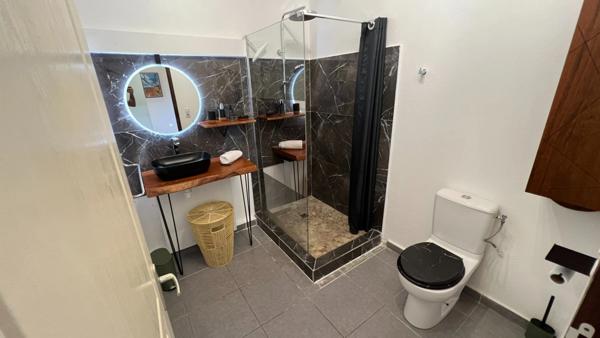 Splendide appartement T2 vue mer et massif du Rorota à Rémire Montjoly vendu entièrement meublé et décoré