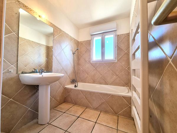 Location : appartement F3 (60 m²) à BORGO