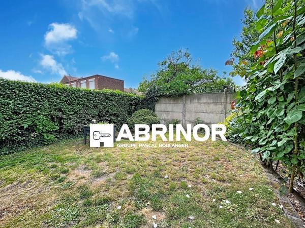 Maison ancienne à proximité immédiate de la Place du Travail, 5 chambres, 2 salles de bains ,jardin, garage 3 voitures ROUBAIX