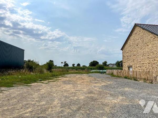 Au sein d'un paisible hameau de campagne situé à environ 1 km du bourg de HEDE BAZOUGES, un ter...